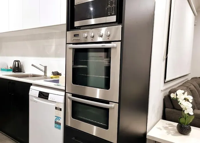 Spacious Modern Apartment - St Kilda East